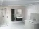 Stilvolles Badezimmer mit Duschsystem, moderner Waschbeckenanordnung und Badewanne. Ideal Standard Produkte harmonisch in einem hellen, funktionalen Raum integriert.